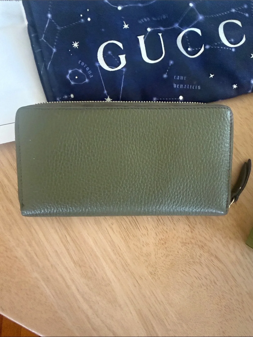 Gucci Green Pebbled Leather Zip Wallet with GG Logo w/ authentication + dust bag